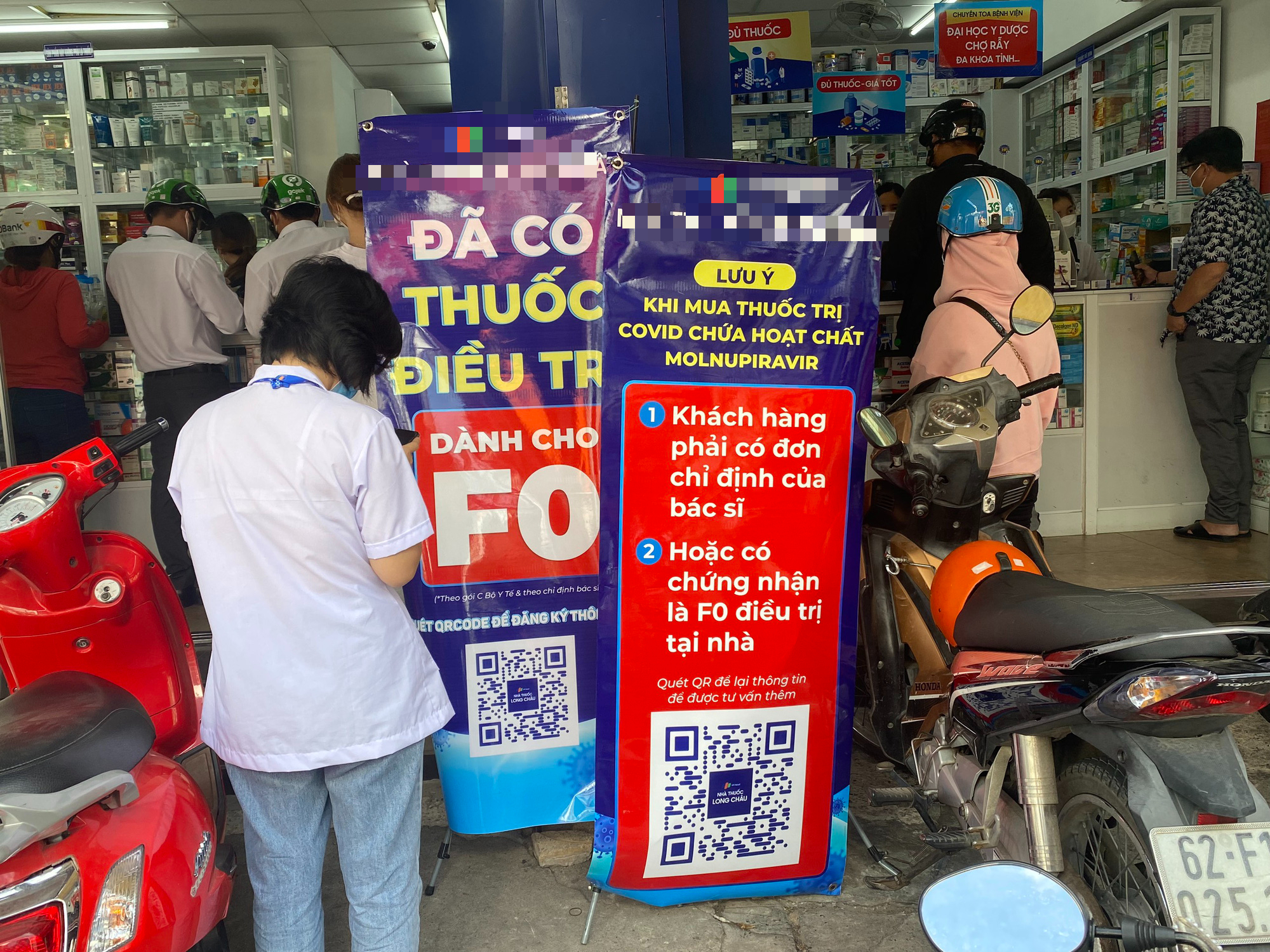 Nhiều người dân TP.HCM đi mua thuốc Molnupiravir nhưng không đủ điều kiện - Ảnh 2.