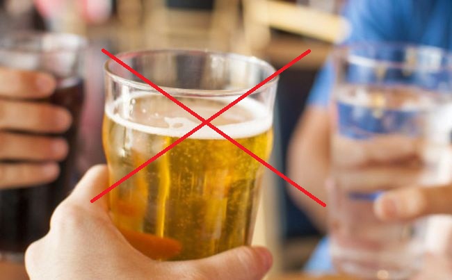 Bị F0 có nên uống rượu bia? GIẢI ĐÁP cho người mắc COVID