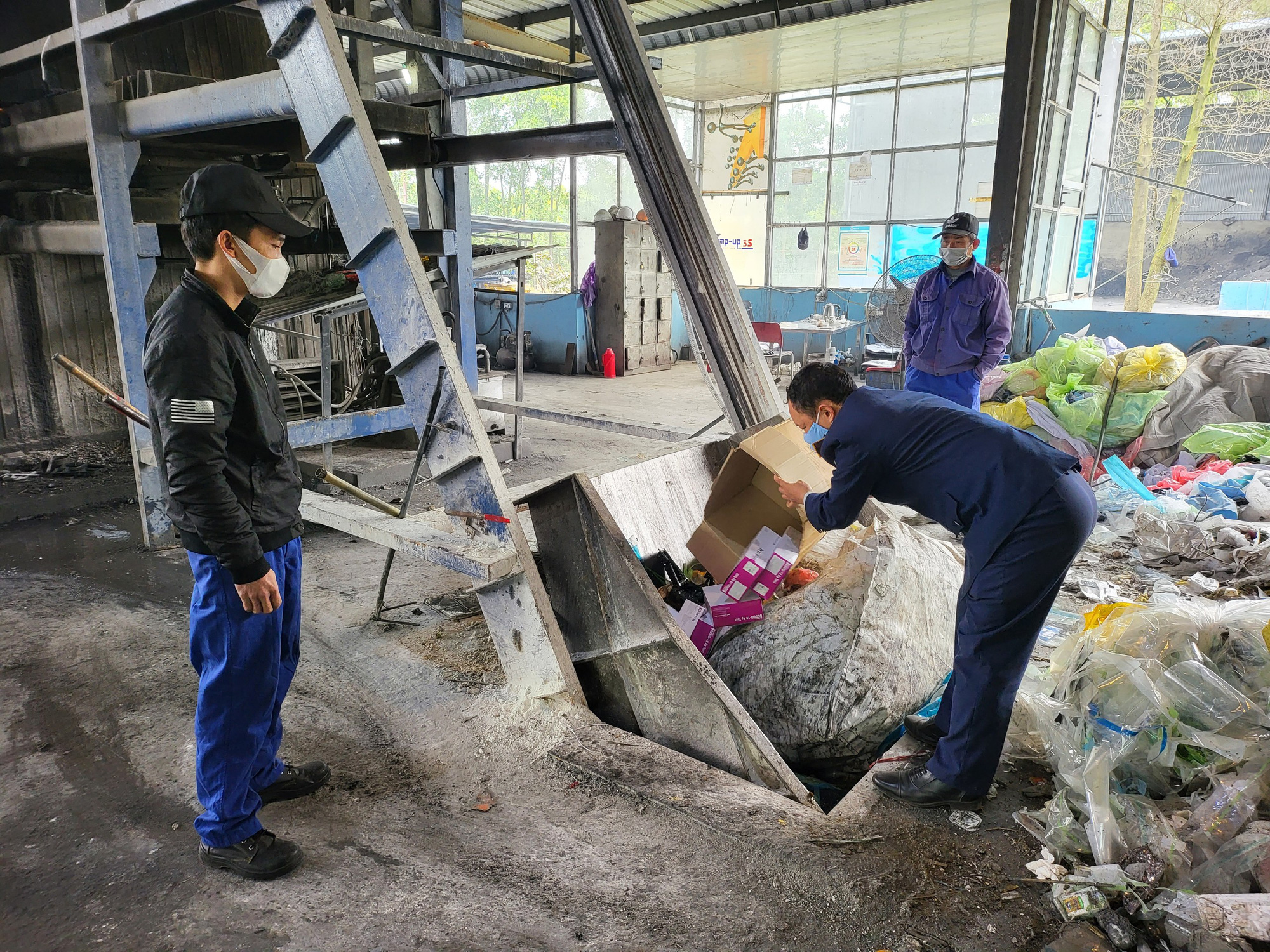 Lực lượng chức năng tiêu hủy số hàng hóa