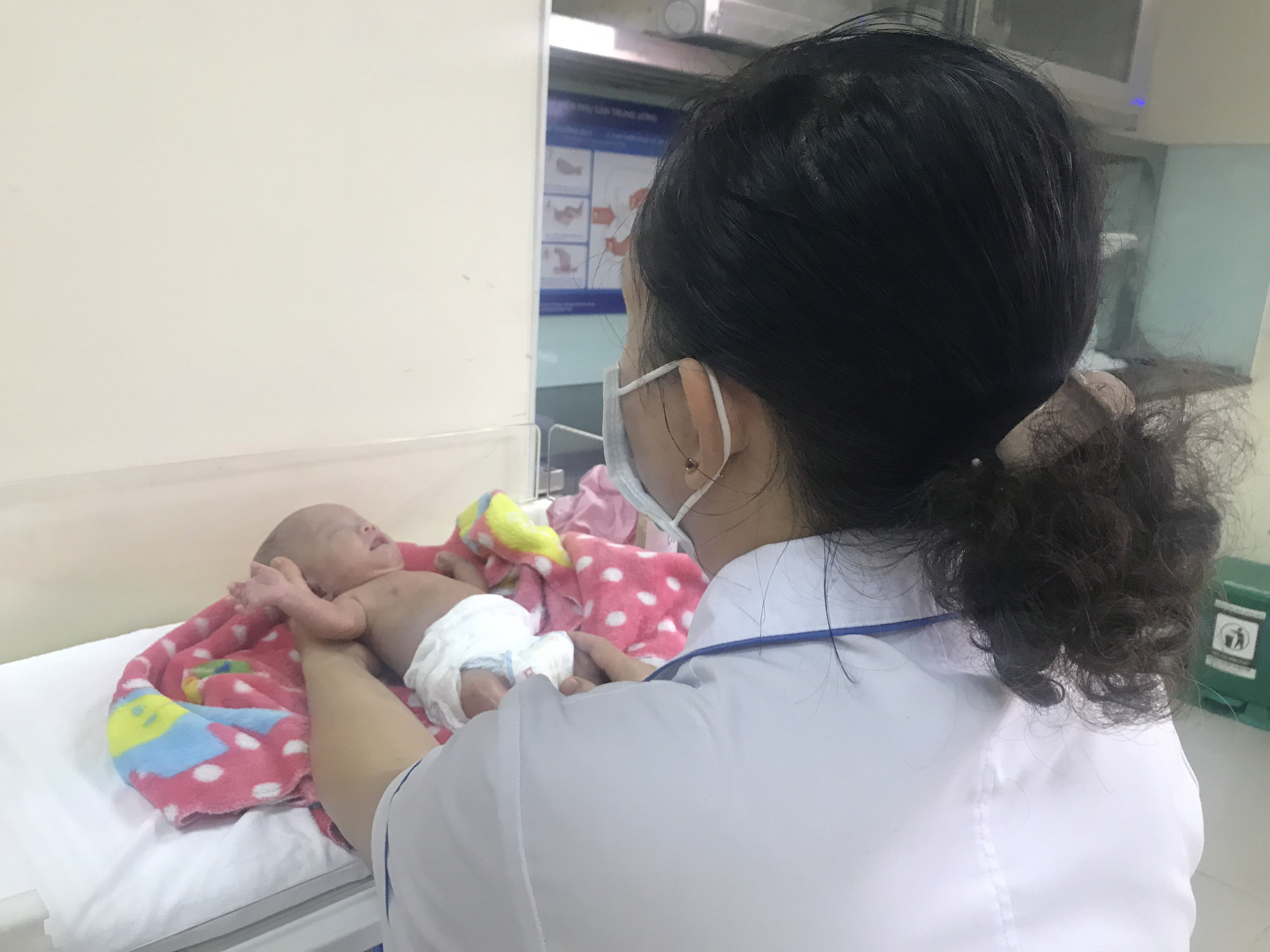 Bé sơ sinh nhỏ nhất Việt Nam hồi sinh ngoạn mục, nặng 4,8kg; người mẹ xúc động cảm ơn bác sĩ dịp Tết Nhâm Dần - Ảnh 4.