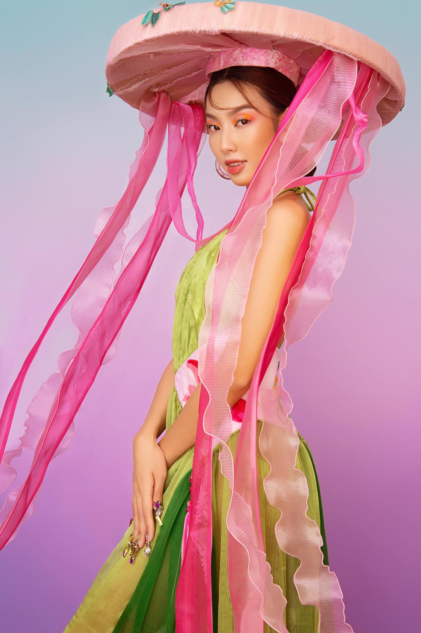 Hãy cùng chiêm ngưỡng vẻ đẹp quyến rũ của hoa hậu Nguyễn Thúc Thùy Tiên trong bức ảnh đầy nghệ thuật này!