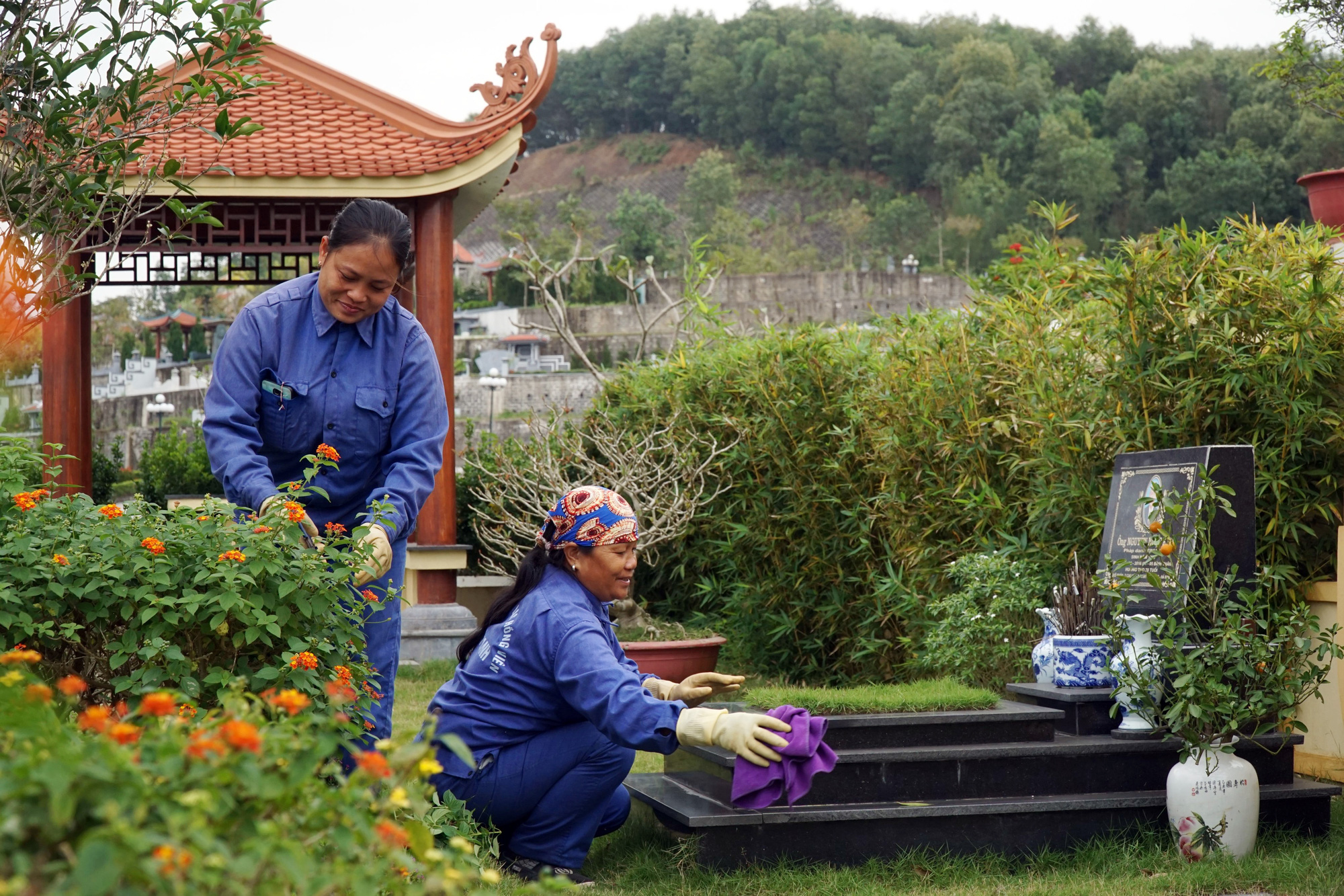 Chuyện những người phụ nữ &quot;ôm đồm&quot; việc tâm linh của thiên hạ cả kỳ nghỉ Tết - Ảnh 5.