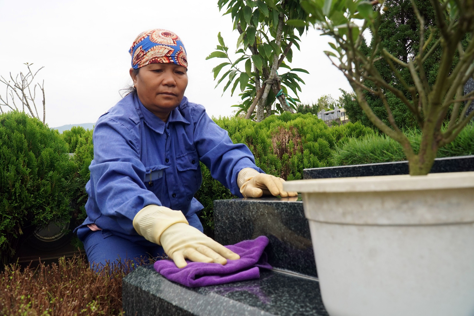 Chuyện những người phụ nữ &quot;ôm đồm&quot; việc tâm linh của thiên hạ cả kỳ nghỉ Tết - Ảnh 4.