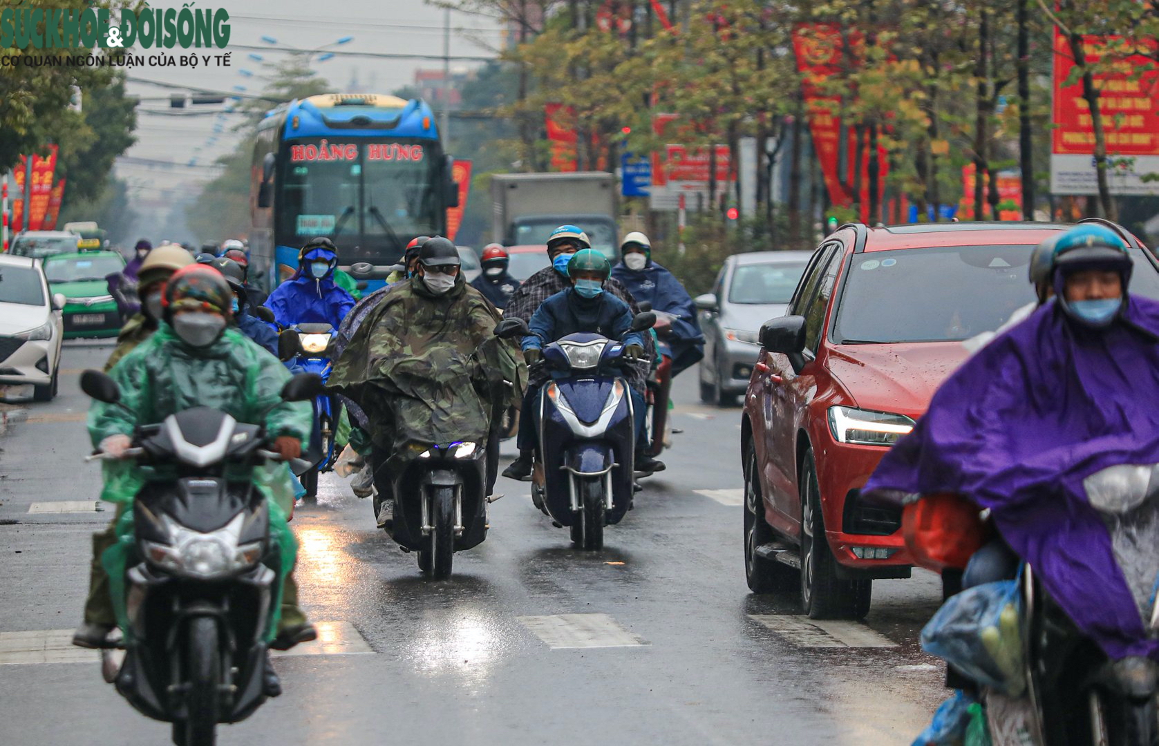 Hàng ngàn người dân đội mưa, ùn ùn đổ về Hà Nội sau nghỉ Tết - Ảnh 6.