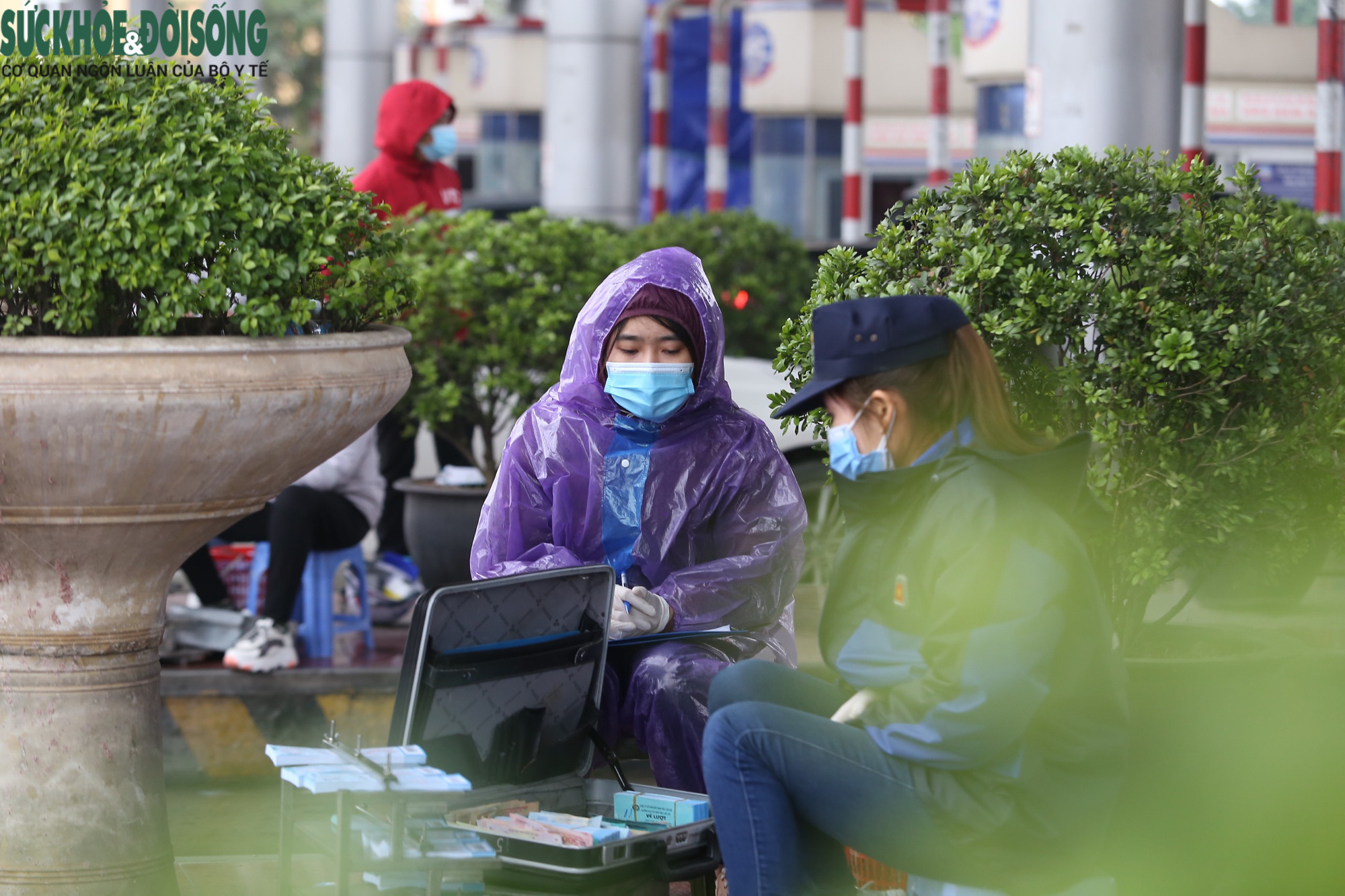 Hàng ngàn người dân đội mưa, ùn ùn đổ về Hà Nội sau nghỉ Tết - Ảnh 12.