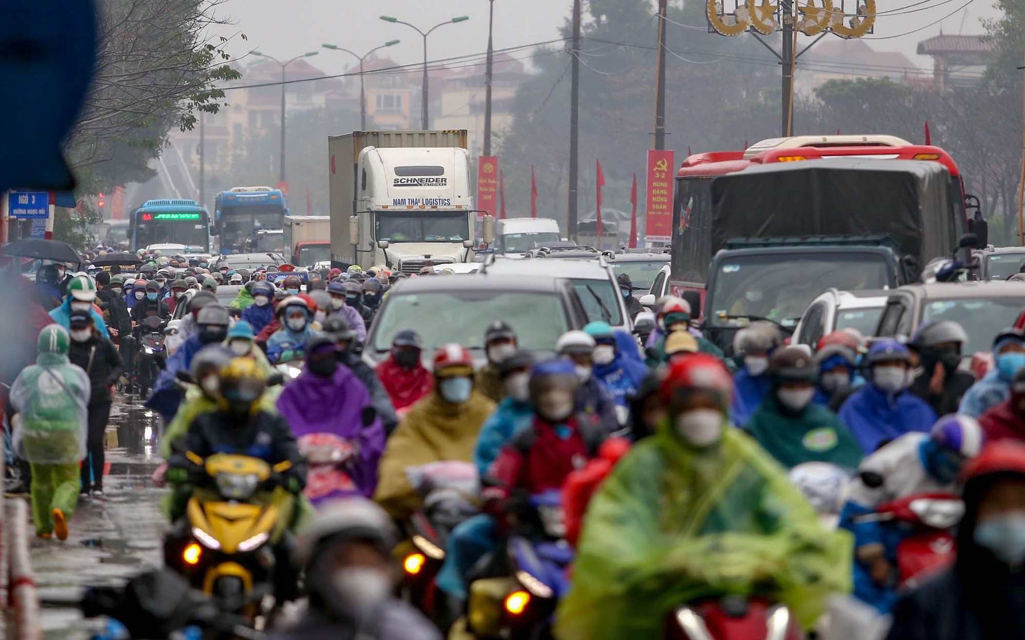 Hàng nghìn người đội mưa, ùn ùn đổ về Hà Nội để kịp ngày "khai xuân"