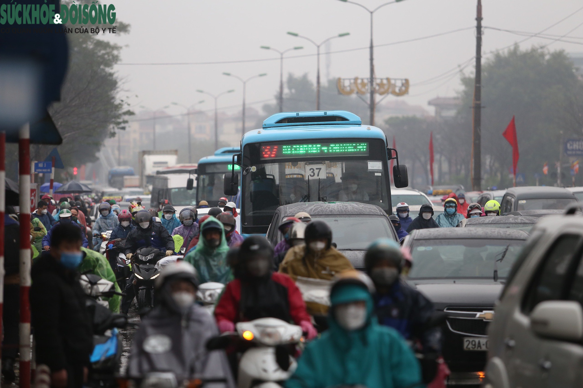 Hàng ngàn người dân đội mưa, ùn ùn đổ về Hà Nội sau nghỉ Tết - Ảnh 8.