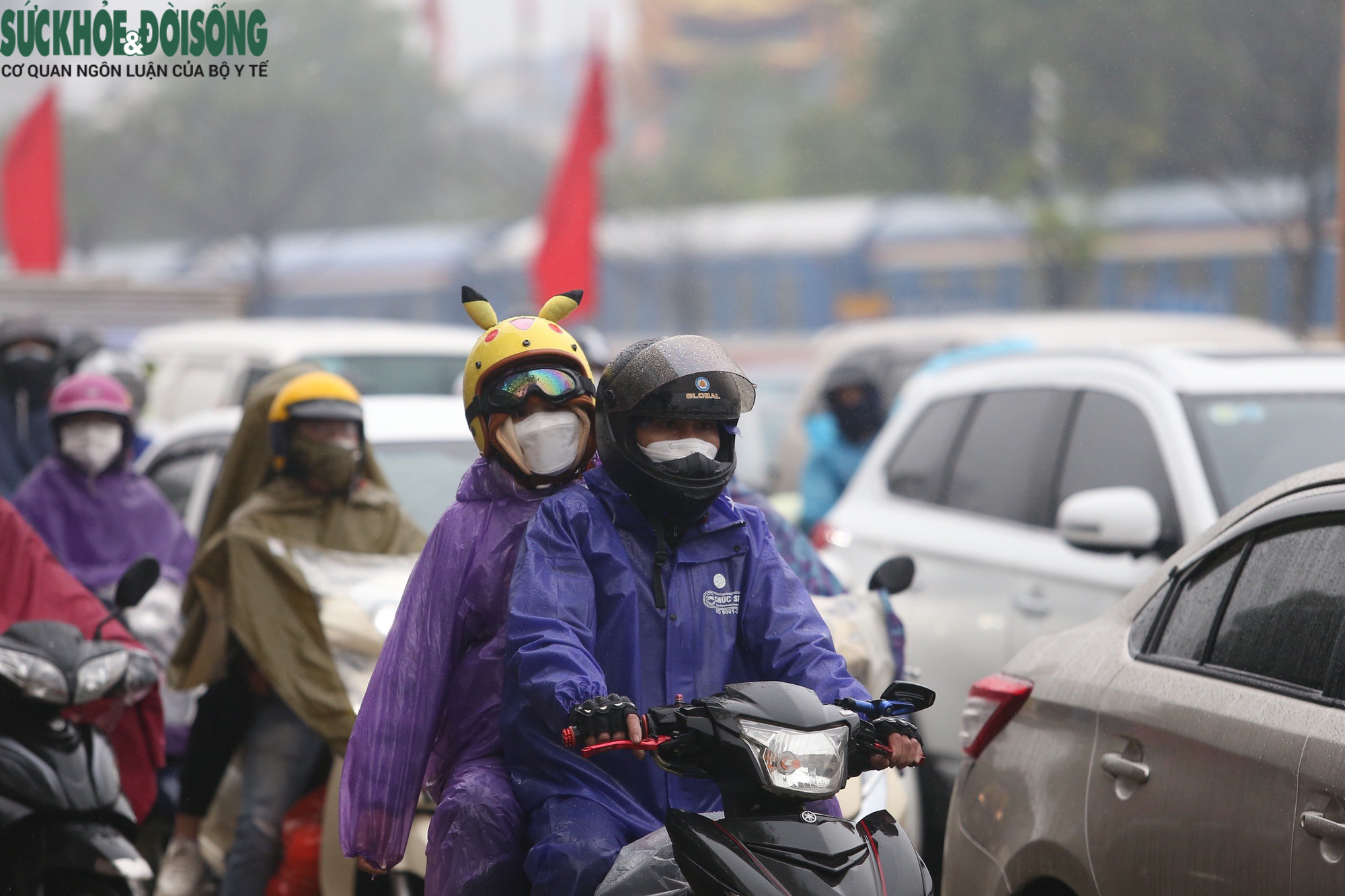 Hàng ngàn người dân đội mưa, ùn ùn đổ về Hà Nội sau nghỉ Tết - Ảnh 3.