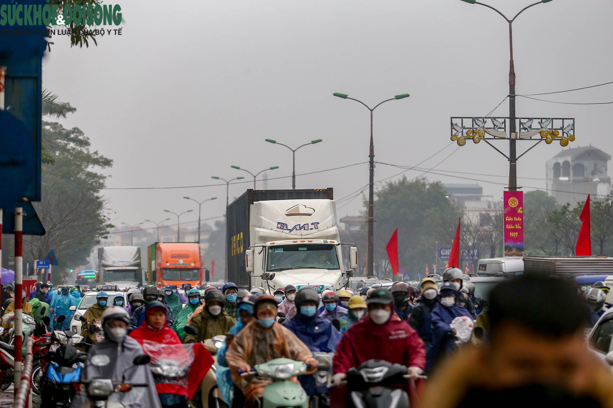 Hàng ngàn người dân đội mưa, ùn ùn đổ về Hà Nội sau nghỉ Tết - Ảnh 20.