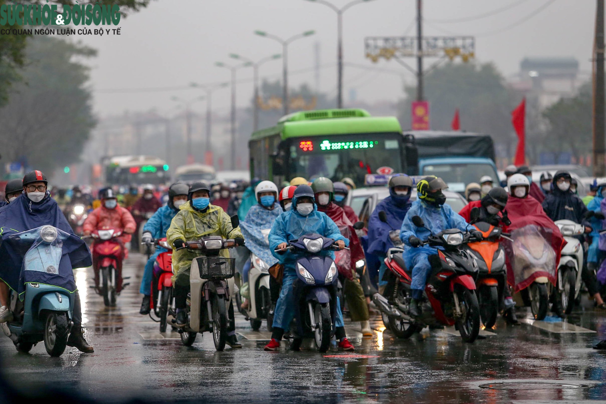 Hàng ngàn người dân đội mưa, ùn ùn đổ về Hà Nội sau nghỉ Tết - Ảnh 21.