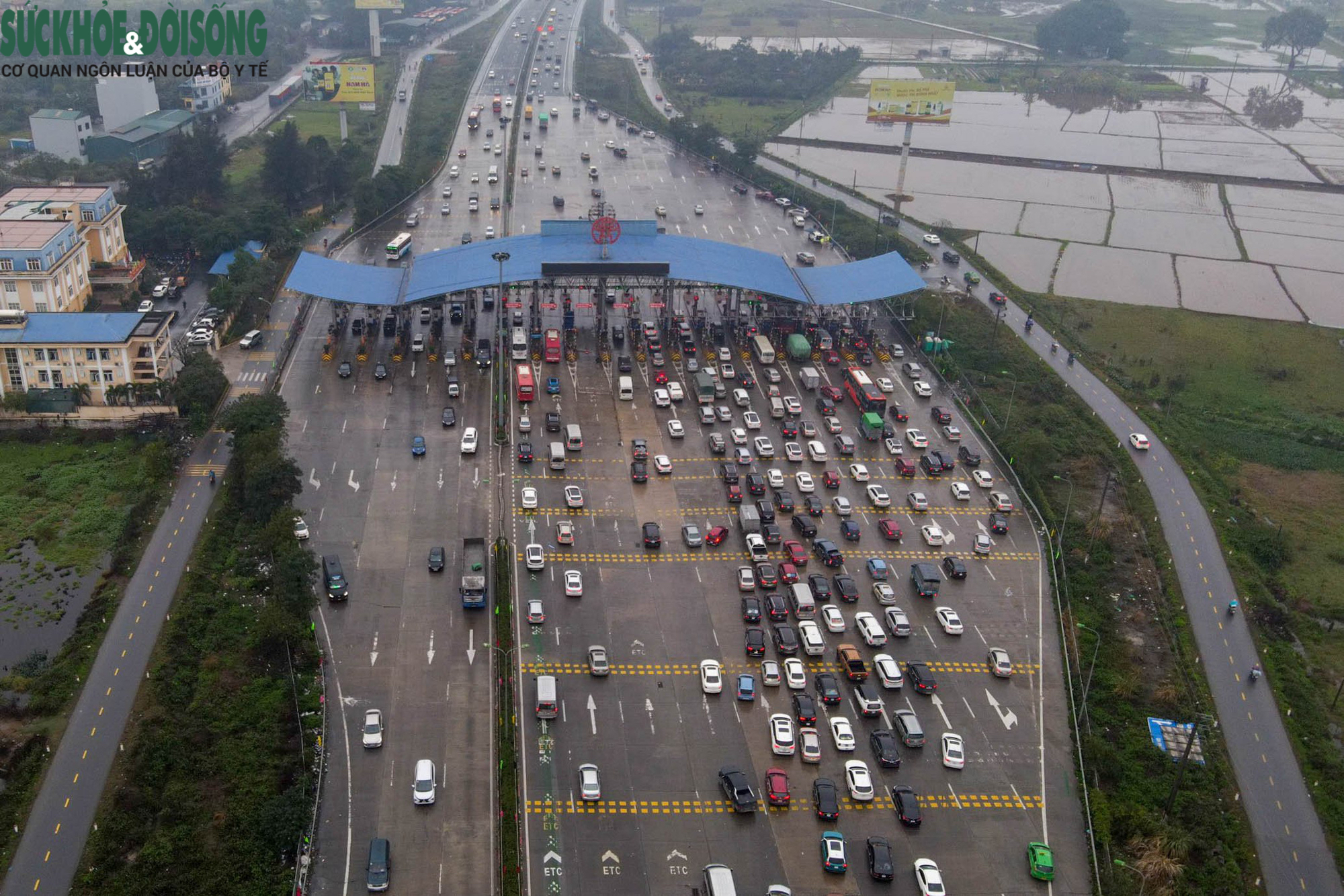 Hàng ngàn người dân đội mưa, ùn ùn đổ về Hà Nội sau nghỉ Tết - Ảnh 15.