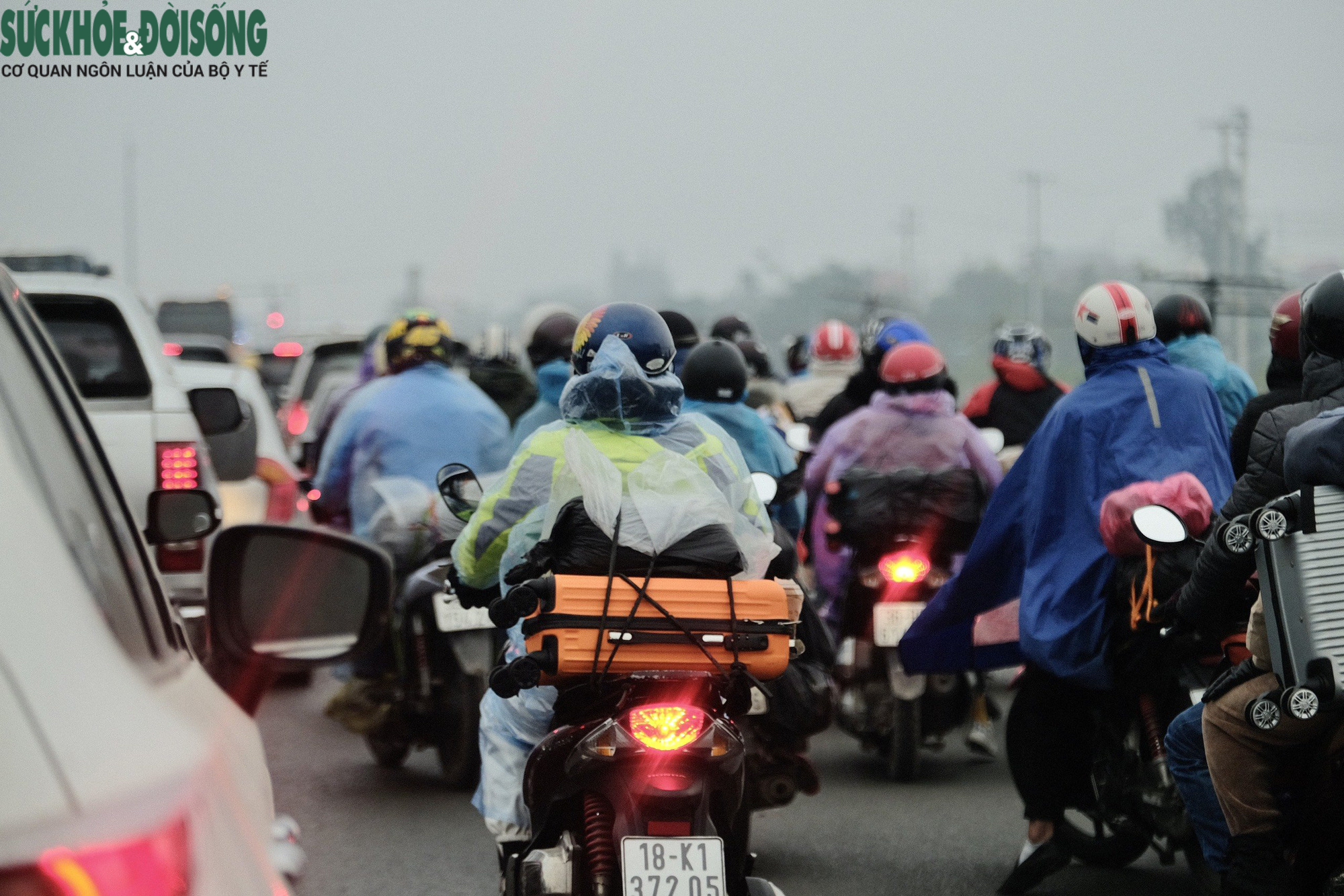 Hàng ngàn người dân đội mưa, ùn ùn đổ về Hà Nội sau nghỉ Tết - Ảnh 18.