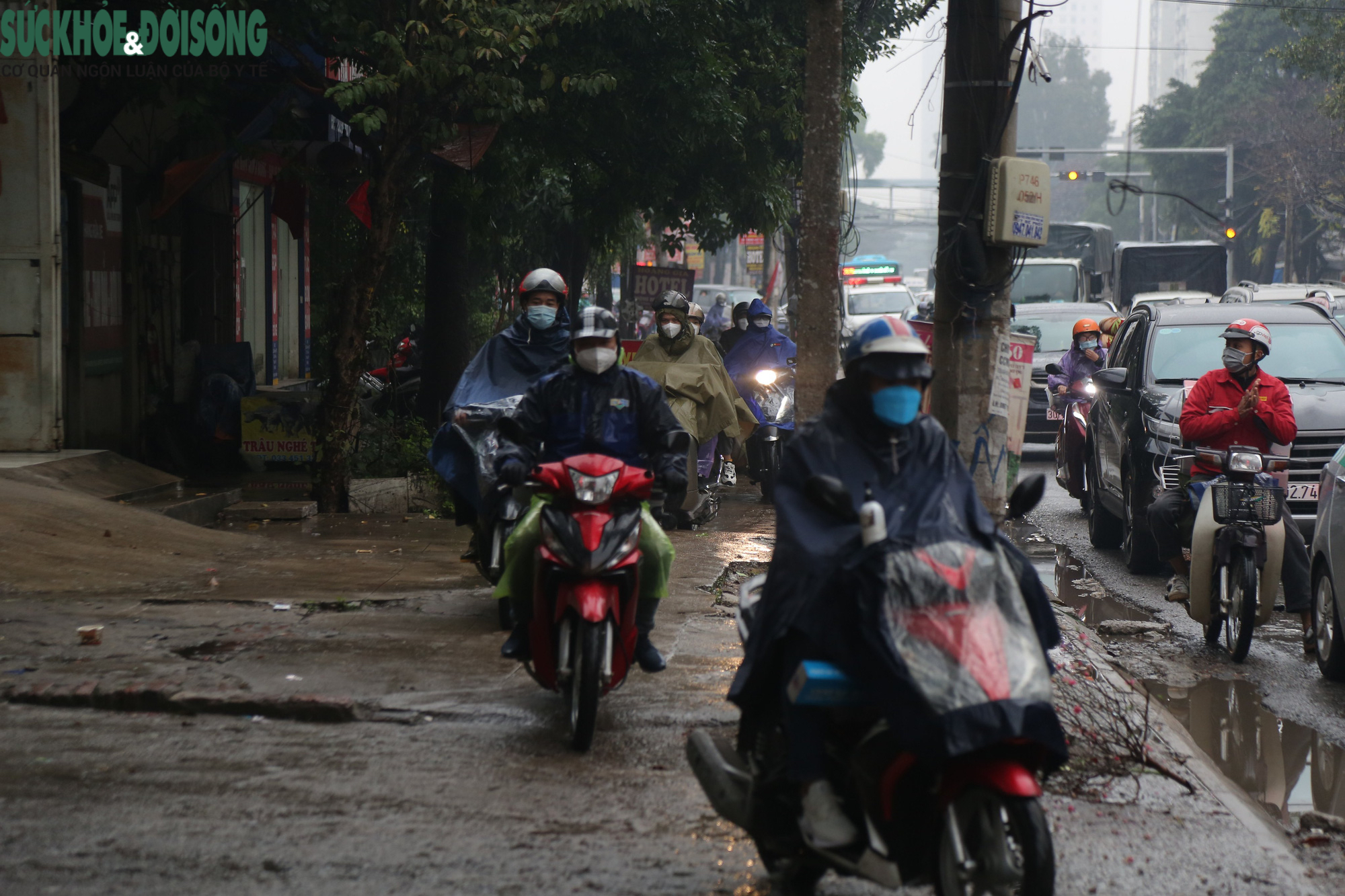 Hàng ngàn người dân đội mưa, ùn ùn đổ về Hà Nội sau nghỉ Tết - Ảnh 7.