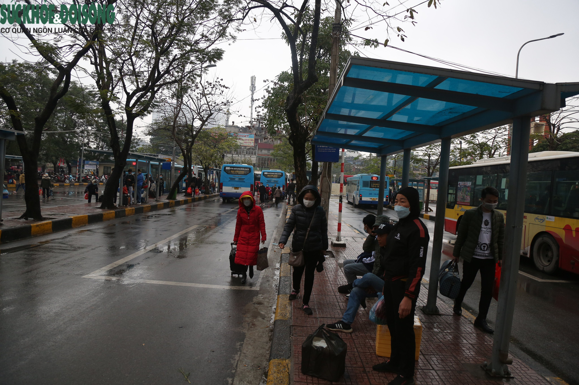 Hàng ngàn người dân đội mưa, ùn ùn đổ về Hà Nội sau nghỉ Tết - Ảnh 23.