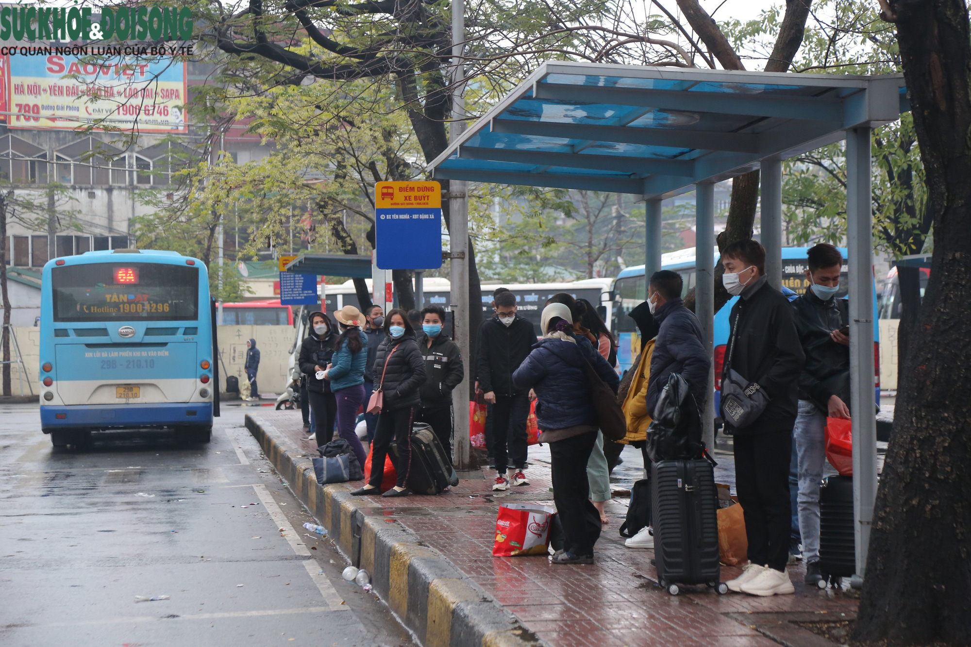 Hàng ngàn người dân đội mưa, ùn ùn đổ về Hà Nội sau nghỉ Tết - Ảnh 22.