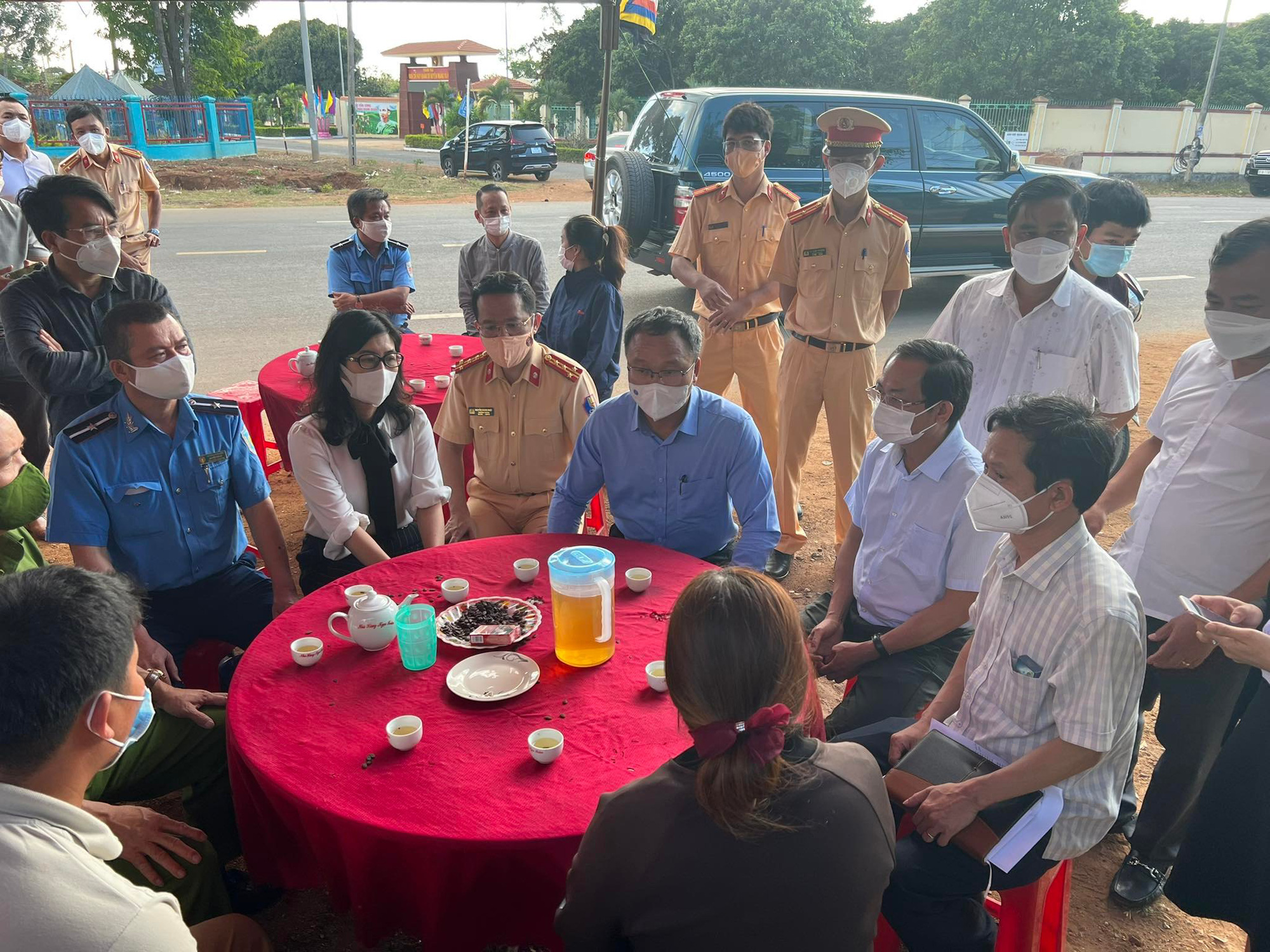 Thủ tướng yêu cầu huy động y tế để cứu chữa nạn trong vụ xe chở sắn lao xuống vực sâu - Ảnh 7.