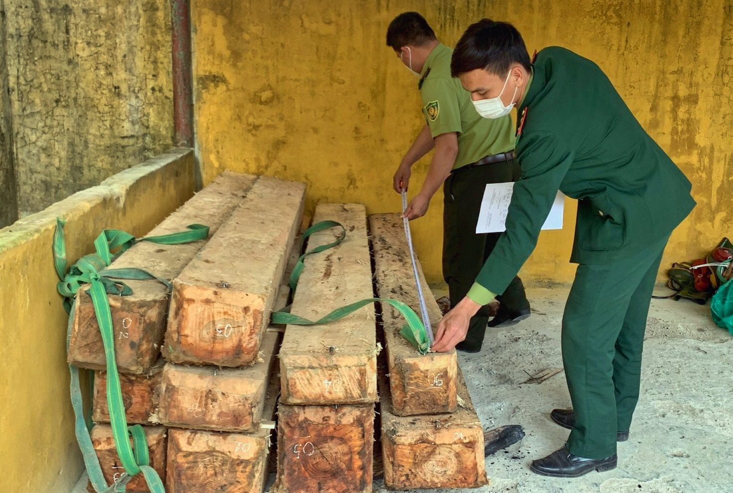 Bộ đội tuần tra biên giới phát hiện nhiều phách gỗ vô chủ - Ảnh 2. Bộ đội tuần tra biên giới phát hiện nhiều phách gỗ vô chủ - Ảnh 2.