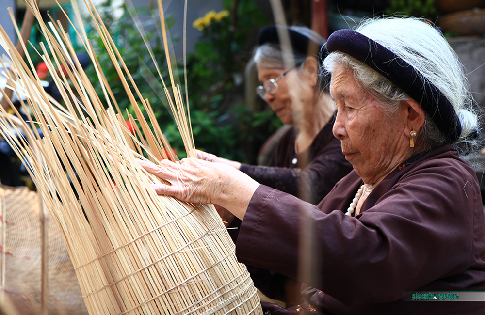 Về làng đan đó xem các cụ “múa” nan tre