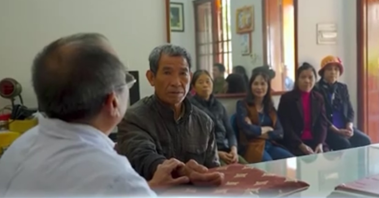 Cảnh người dân xếp hàng ngồi chờ "bác sĩ" Đặng Công an khám bệnh. Cảnh người dân xếp hàng ngồi chờ "bác sĩ" Đặng Công an khám bệnh.