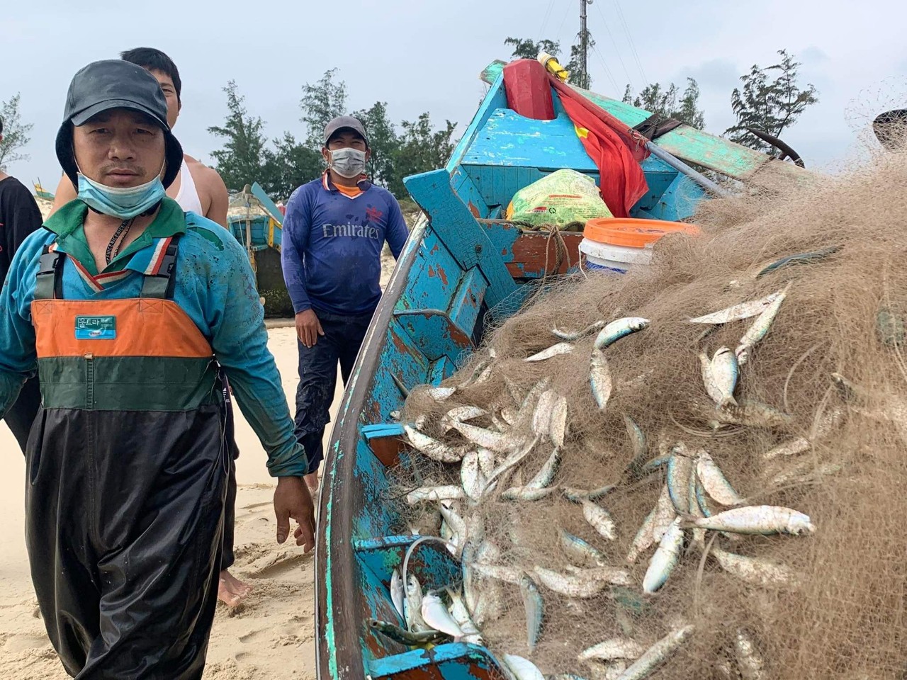 Ngư dân vùng bãi ngang buồn vì sản lượng bấp bênh, giá dầu tăng cao - Ảnh 5.