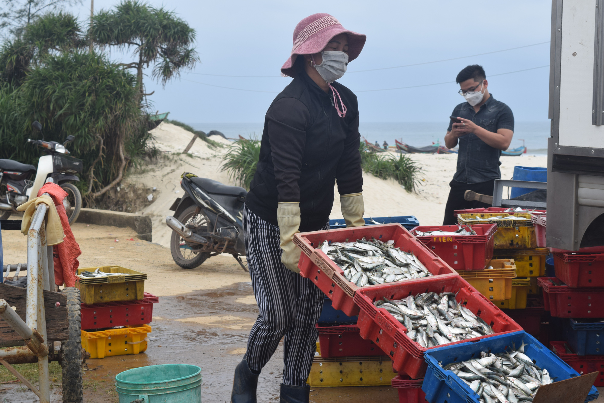 Ngư dân vùng bãi ngang buồn vì sản lượng bấp bênh, giá dầu tăng cao - Ảnh 11.