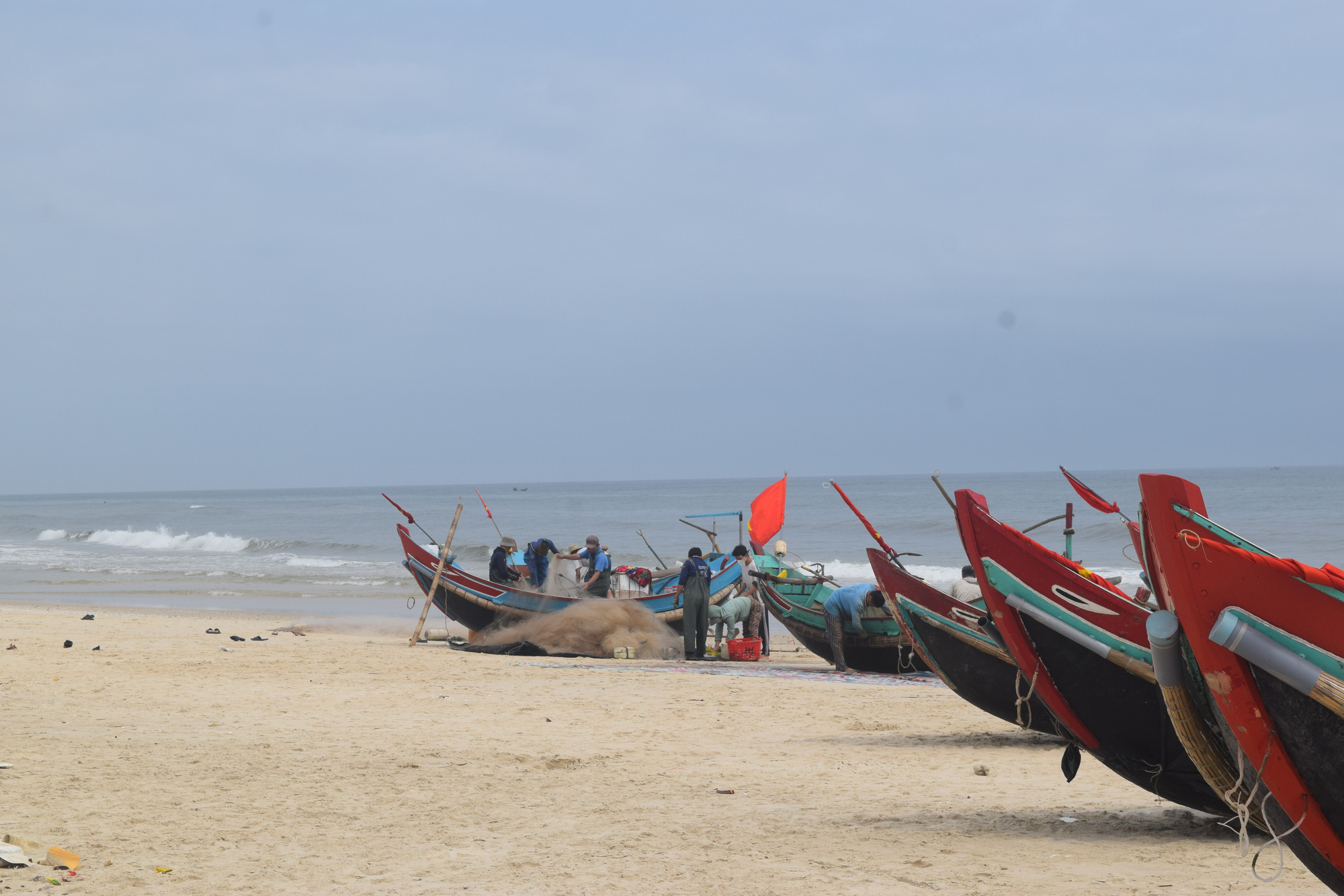 Ngư dân vùng bãi ngang buồn vì sản lượng bấp bênh, giá dầu tăng cao - Ảnh 1.