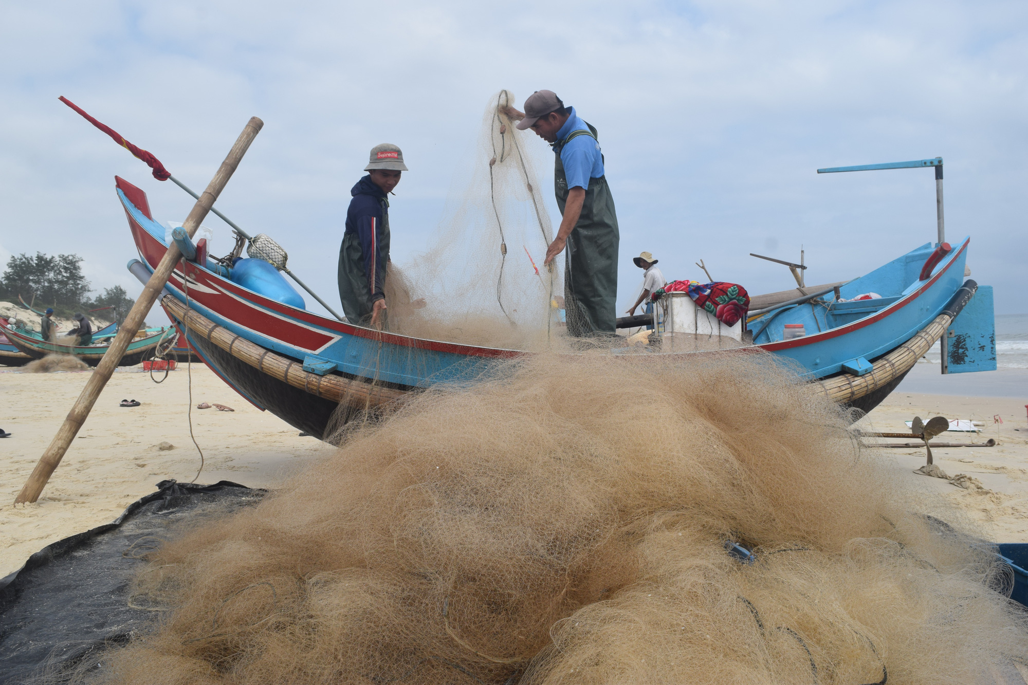 Ngư dân vùng bãi ngang buồn vì sản lượng bấp bênh, giá dầu tăng cao - Ảnh 4.