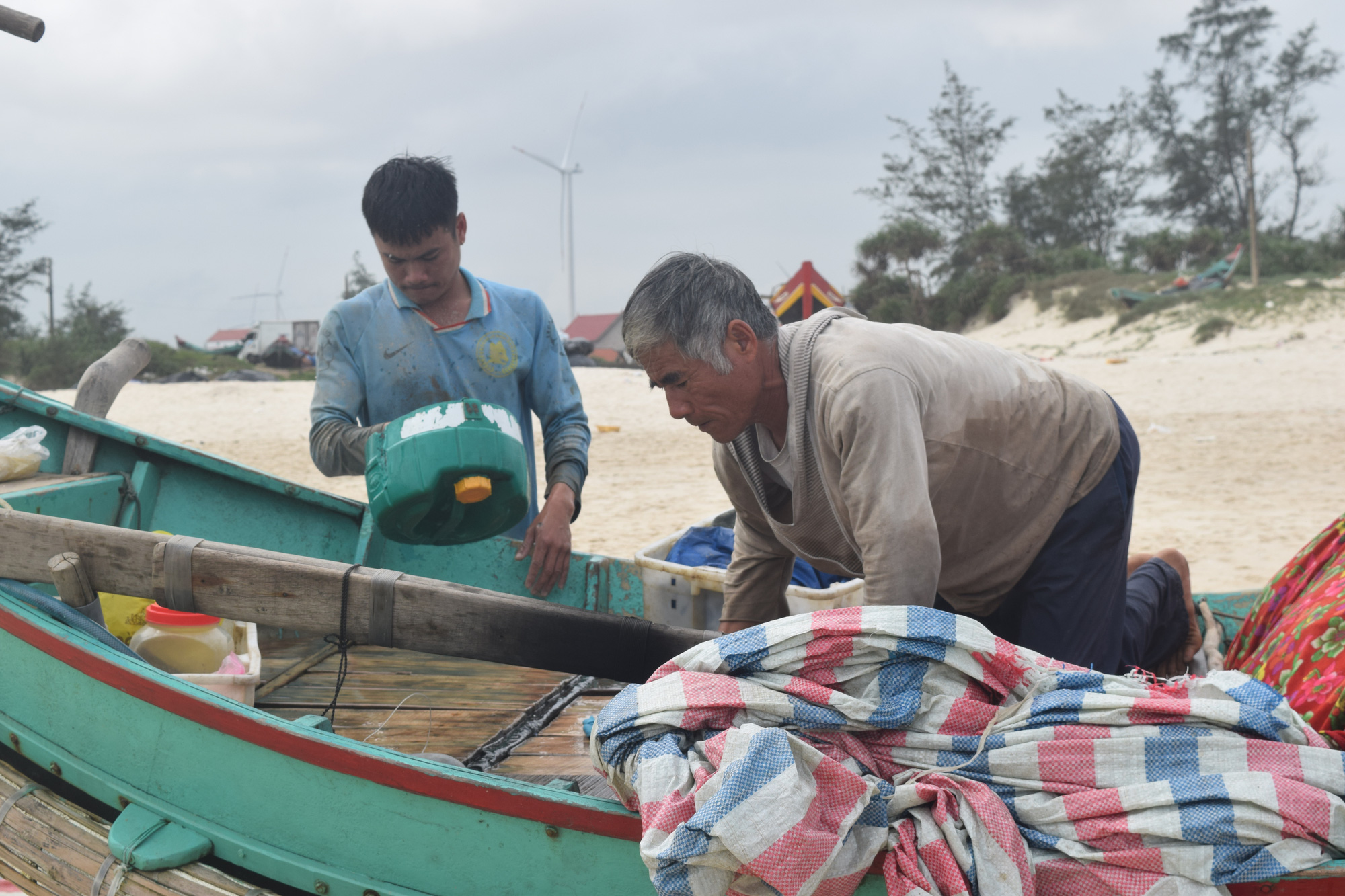 Ngư dân vùng bãi ngang buồn vì sản lượng bấp bênh, giá dầu tăng cao - Ảnh 3.