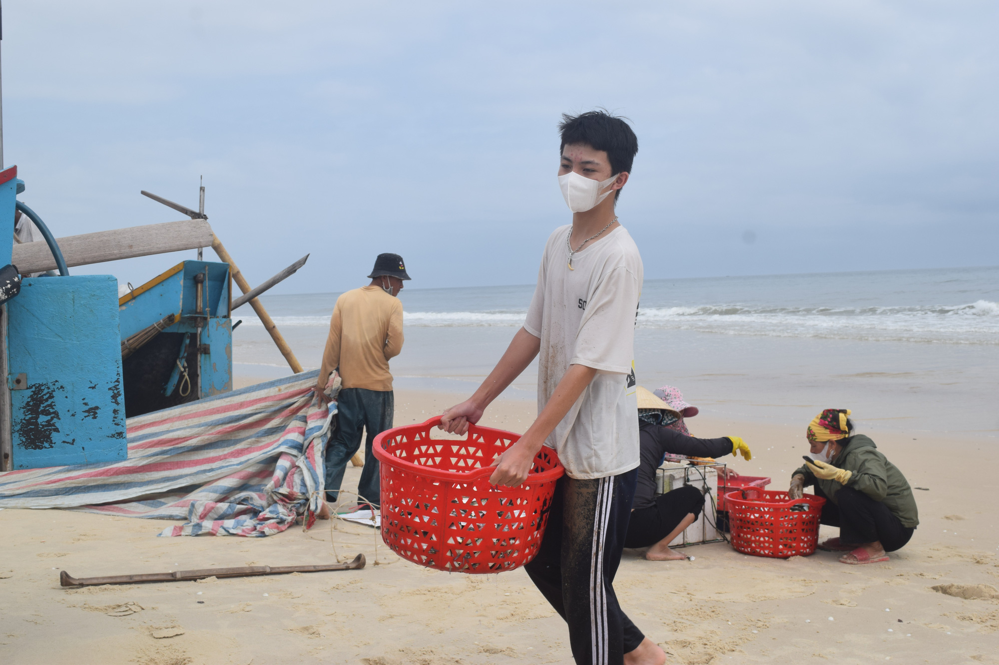 Ngư dân vùng bãi ngang buồn vì sản lượng bấp bênh, giá dầu tăng cao - Ảnh 8.