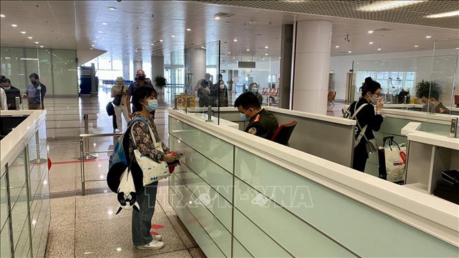 Cảng Nội Bài đón chuyến bay quốc tế đầu tiên trong ngày mở cửa du lịch - Ảnh 6.