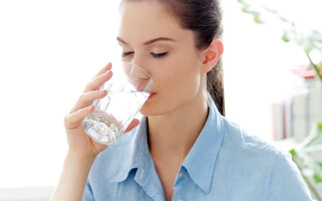  Có phải ai cũng cần uống khoảng 2 lít nước mỗi ngày?
