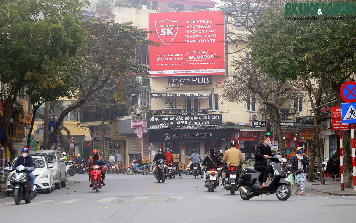 Đường phố Hà Nội vắng vẻ bất thường những ngày số ca mắc COVID-19 lên tục 'lập đỉnh' - Ảnh 11.