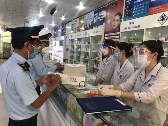 Cục Quản lý thị trường tỉnh Đắk Lắk thực hiện kiểm tra mặt hàng kit test nhanh COVID-19 tại một nhà thuốc trên địa bàn thành phố Buôn Ma Thuột.