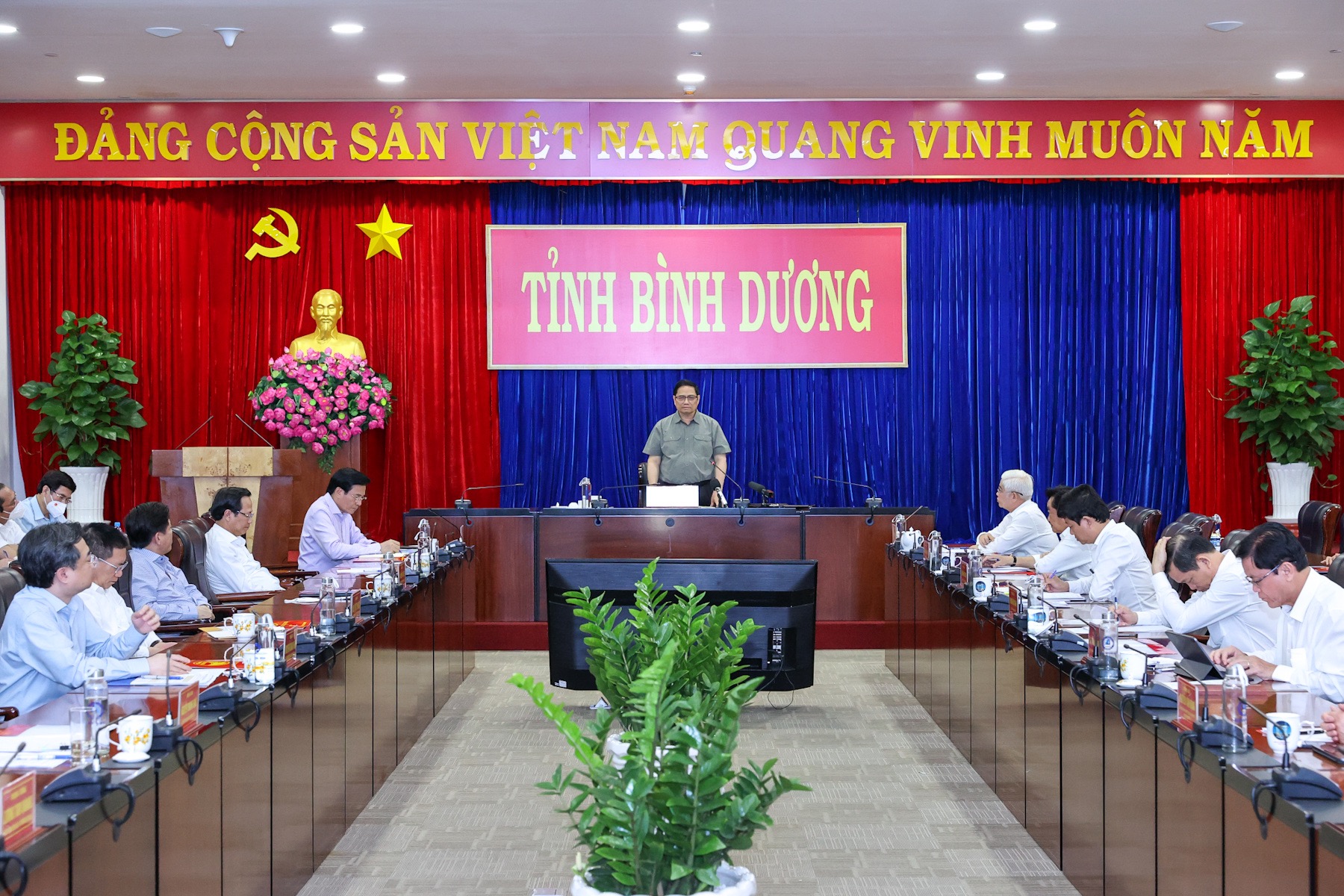 Bộ trưởng Nguyễn Thanh Long: Bộ Y tế cùng Bình Dương quyết xây dựng bệnh viện tuyến cuối tại tỉnh - Ảnh 1.