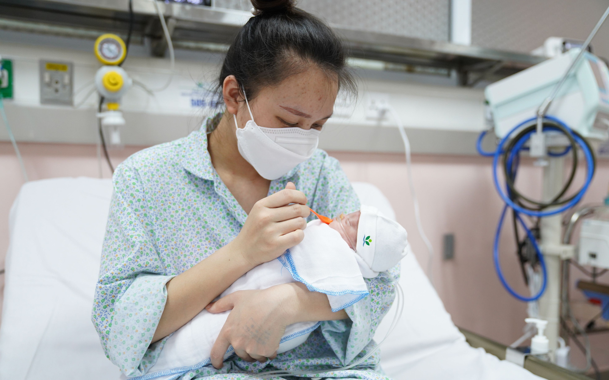 Ngân hàng sữa mẹ đầu tiên tại Hà Nội: Mang lại cơ hội sống cho trẻ sơ sinh bệnh nặng