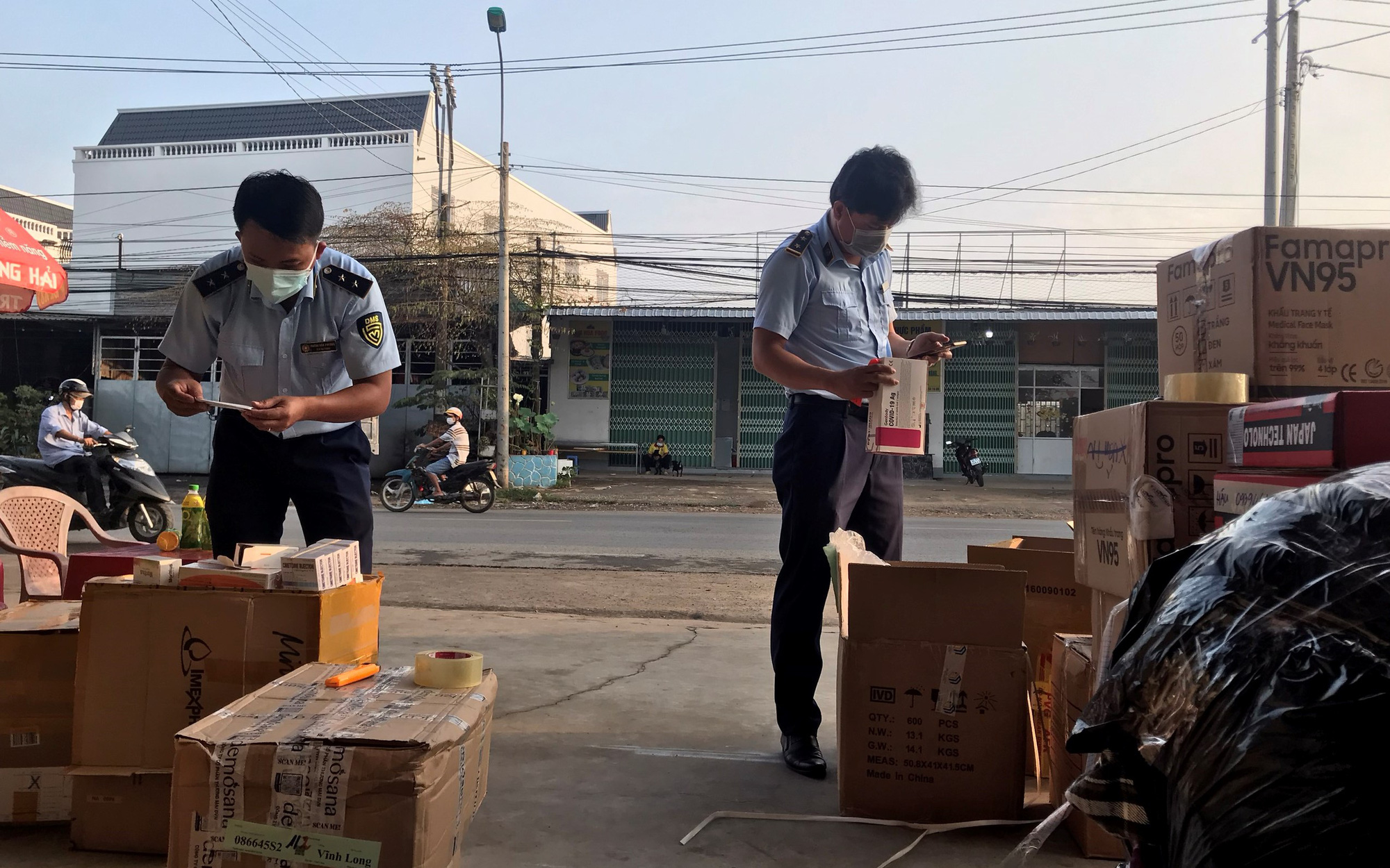 Xử lý nghiêm các hành vi buôn lậu, gian lận thương mại sinh phẩm, thuốc điều trị, kit test COVID-19