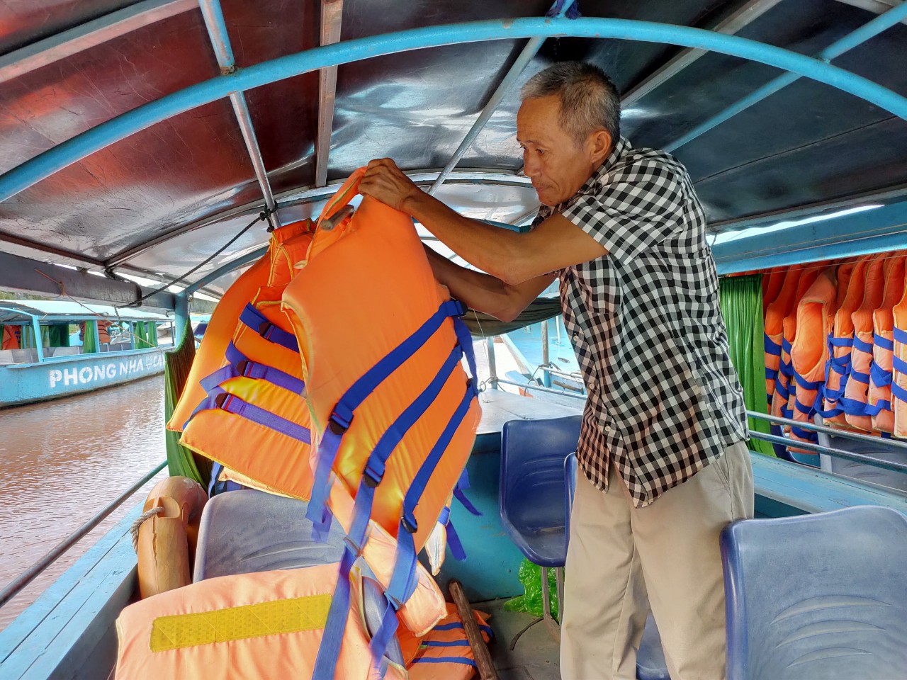 Những ngày khó của phu thuyền làng Na trên sông Son - Ảnh 2.