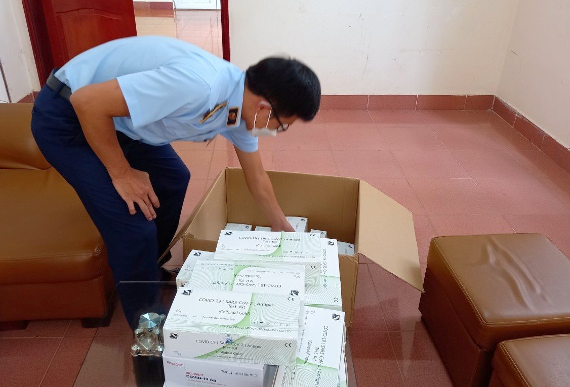 Đắk Nông: Bắt quả tang vận chuyển thiết bị y tế không rõ nguồn gốc - Ảnh 1. Đắk Nông: Bắt quả tang vận chuyển thiết bị y tế không rõ nguồn gốc - Ảnh 1.