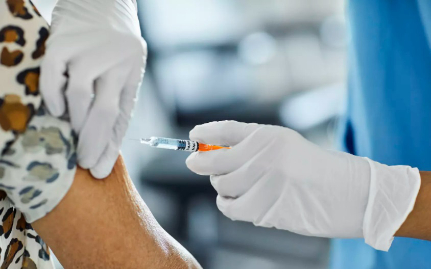 FDA phê duyệt tiêm liều 4 vaccine COVID-19 cho người 50 tuổi trở lên