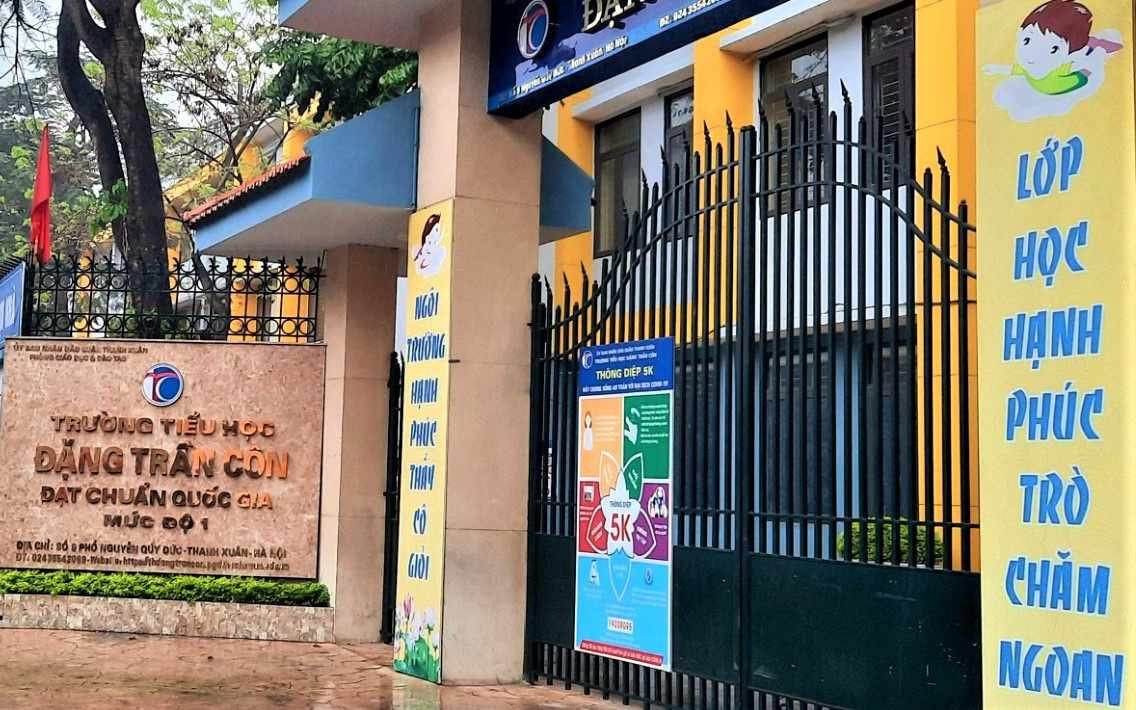 "Bình thường mới" đã trở lại, vì sao cổng trường mầm non, tiểu học ở Hà Nội vẫn đóng?