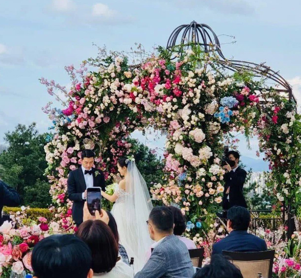 Đám cưới Hàn Quốc: Hãy cùng đắm chìm trong không gian tràn ngập hạnh phúc và tình yêu của đám cưới Hàn Quốc. Hình ảnh trang trọng, trang nhã và đầy ý nghĩa sẽ đem đến cho bạn bất ngờ thú vị.
