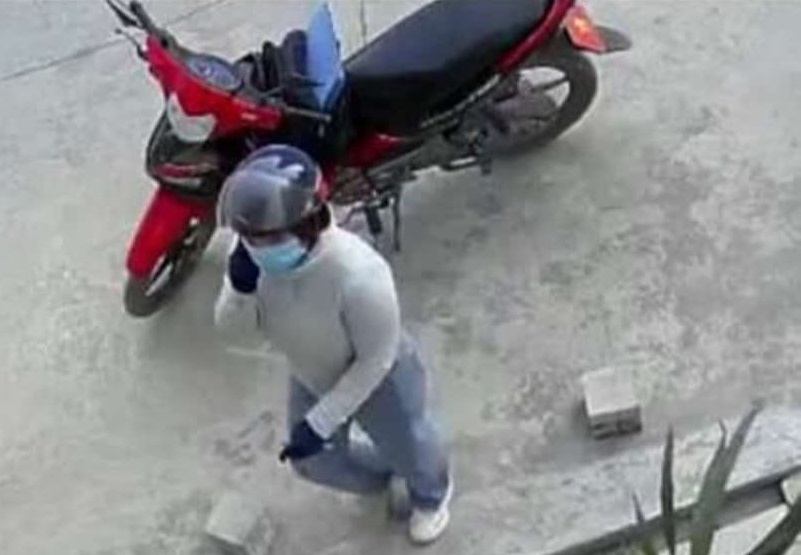 Hình ảnh nghi phạm lừa đảo được camera nhà người dân ghi lại. Hình ảnh nghi phạm lừa đảo được camera nhà người dân ghi lại.