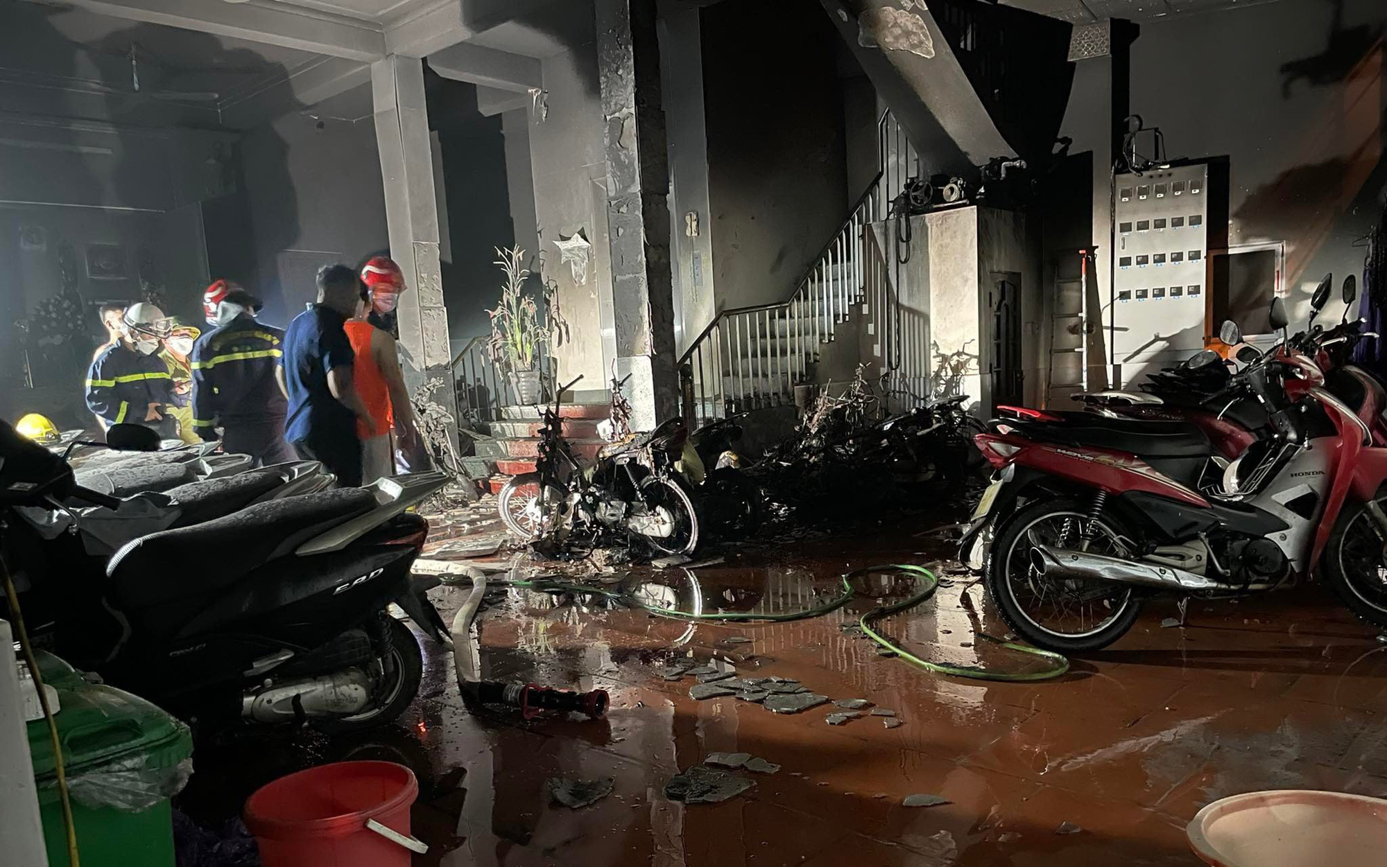 Hà Nội: Cháy lớn ở nhà trọ, 1 người tử vong, 5 người phải cấp cứu