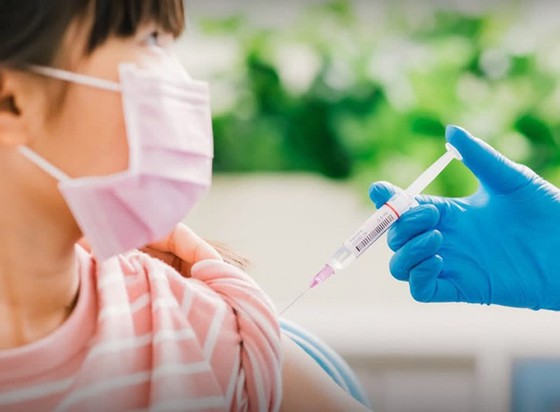 Vaccine ngừa COVID-19 cho trẻ 5-11 tuổi: Mức độ an toàn và những lợi ích - Ảnh 1.