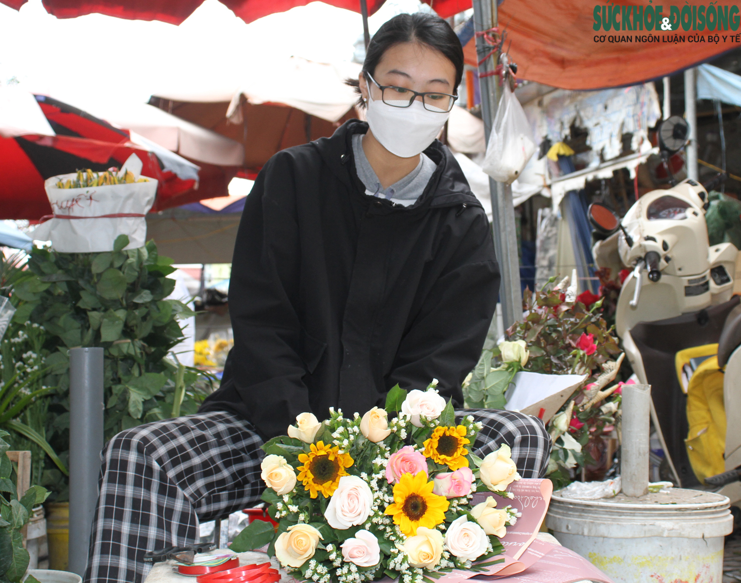 Tiểu thương bán hoa ở Hà Nội 'sốc' vì lượng tiêu thụ giảm chưa từng có dịp 8/3 - Ảnh 10.