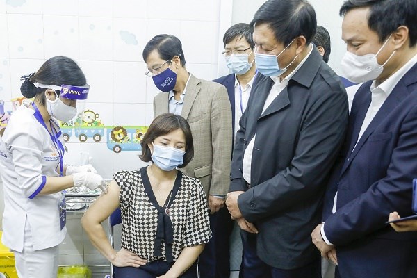 Thành quả 1 năm tiêm chủng vaccine phòng COVID-19 của Việt Nam   - Ảnh 1.