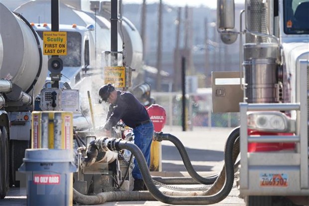 Giá xăng dầu tại Mỹ tăng kỷ lục - Ảnh 1.