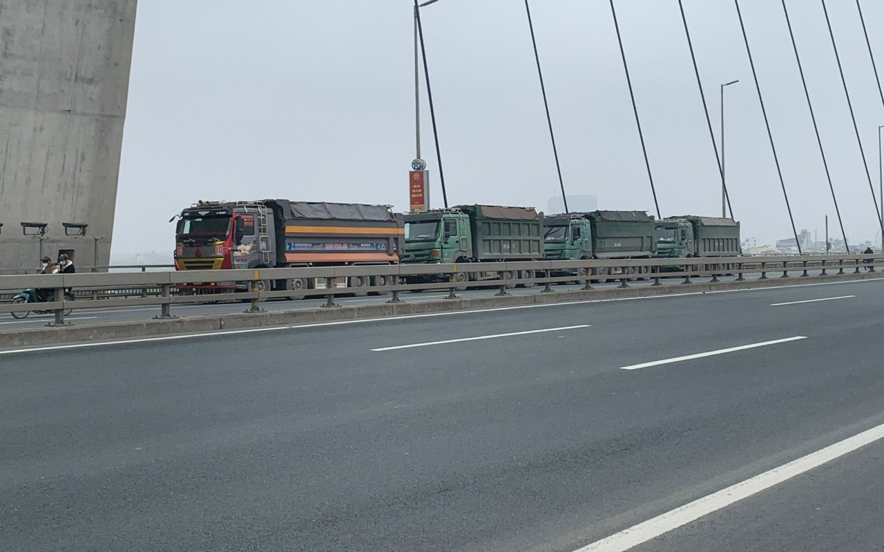‘Né’ trạm cân cầu Thăng Long, xe quá tải ‘trẩy hội’ trên cầu Nhật Tân