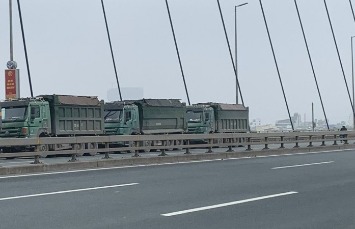 ‘Né’ trạm cân cầu Thăng Long, xe quá tải ‘trẩy hội’ trên cầu Nhật Tân - Ảnh 5.