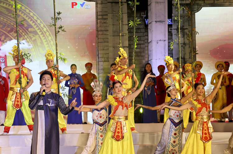 Pháo hoa rực sáng TP Việt Trì tại lễ hội Đền Hùng 2022 - Ảnh 1.